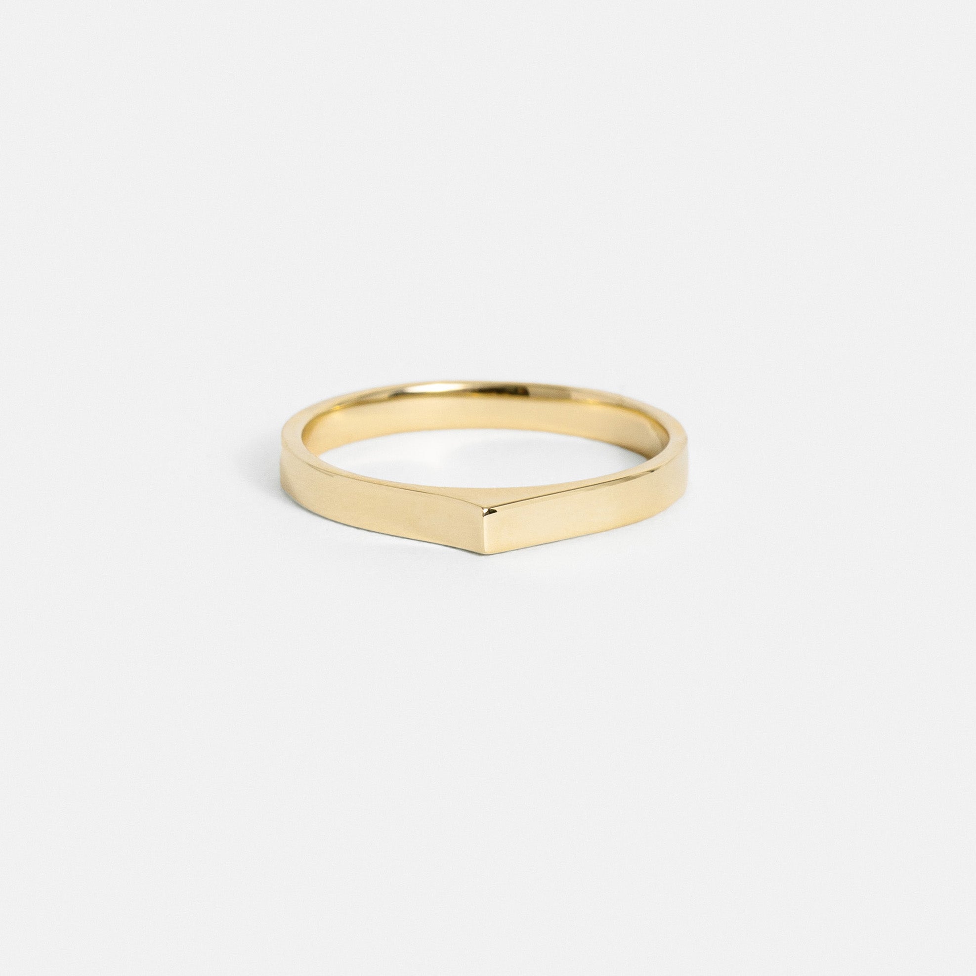 14k yellow gold 2.5mm flat wedding band with angular peak detail