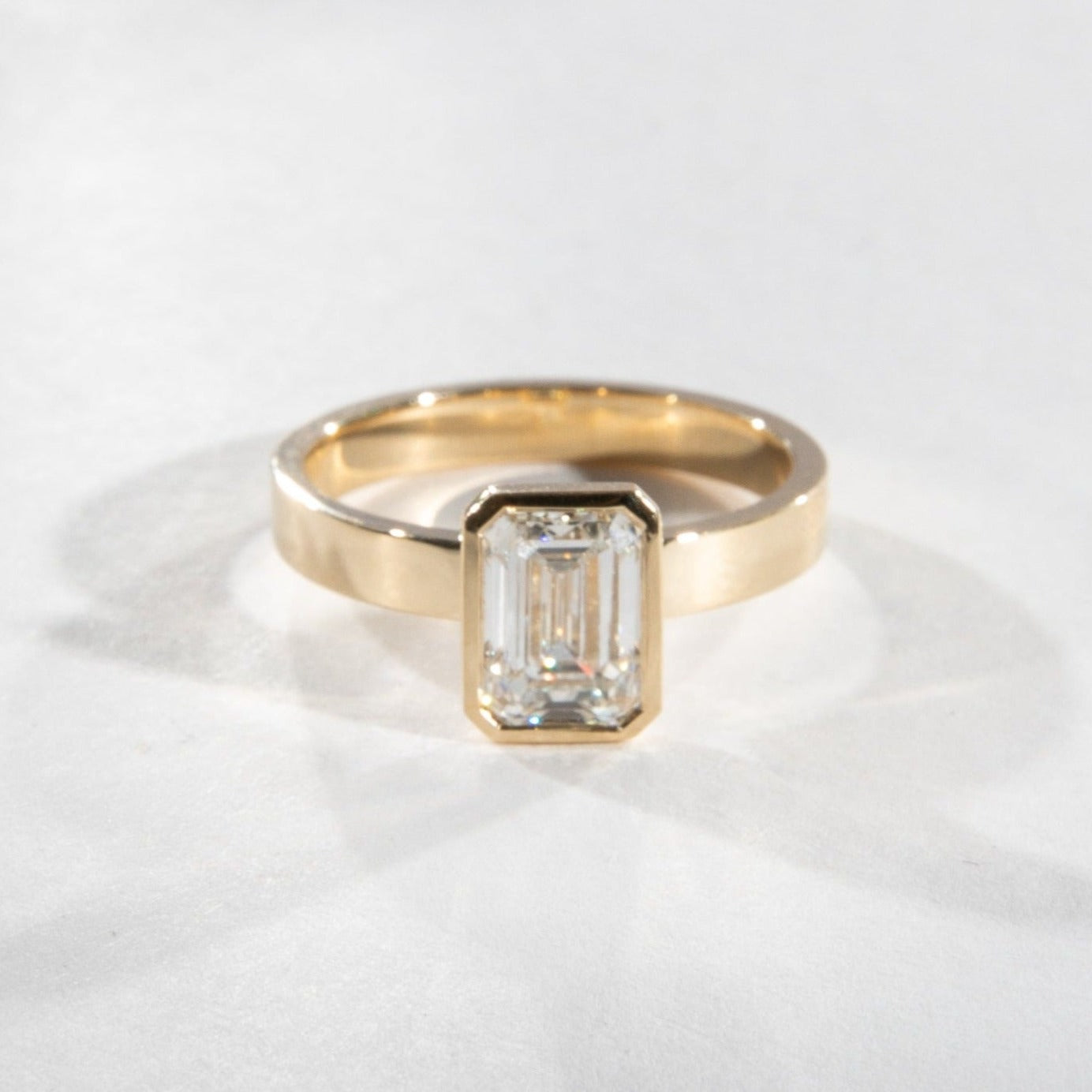 Badi Unique ring in 14k Yellow Gold set with a lab-grown diamond