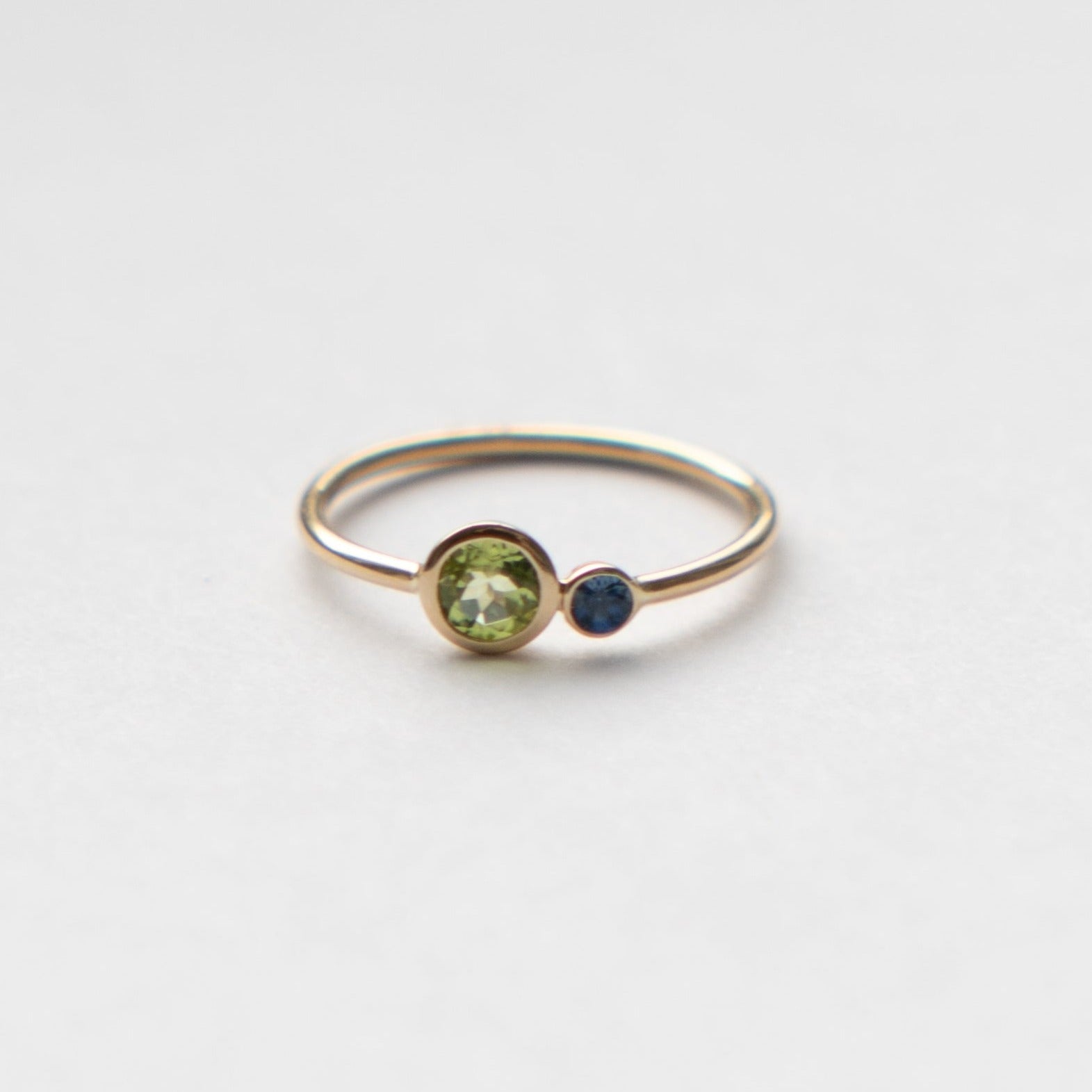 Kiki delicate ring in 14k gold set with peridot and sapphire