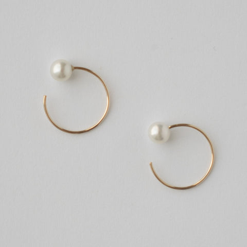 Saga simple earrings in 14k yellow gold with pearls